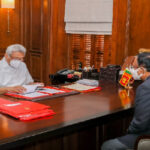 இலங்கையின் முன்னாள் இராணுவ தளபதி எழுதிய நூல் இலங்கை அரச தலைவரிடம் கையளிப்பு