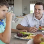 சாப்பிடும் போது இடையில் தண்ணீர் குடித்தால் என்ன ஆகும்?