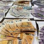 பயணப்பொதியில் வெளிநாட்டு நாணயங்கள்-சிக்கிய ஐவர்