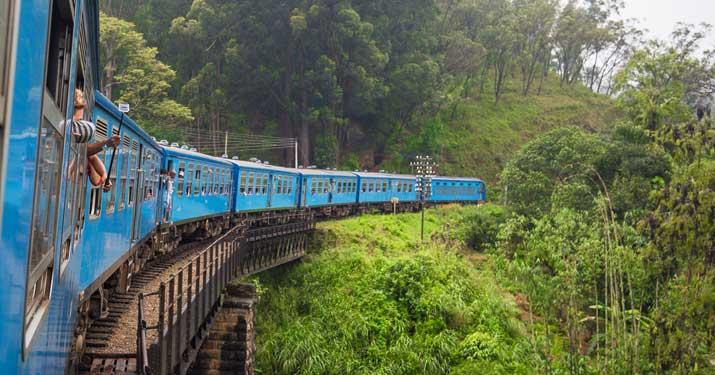 ஓடும் புகையிரதத்தில் இருந்து தவறி விழுந்த இரு வெளிநாட்டு சுற்றுலா பிரஜைகள்