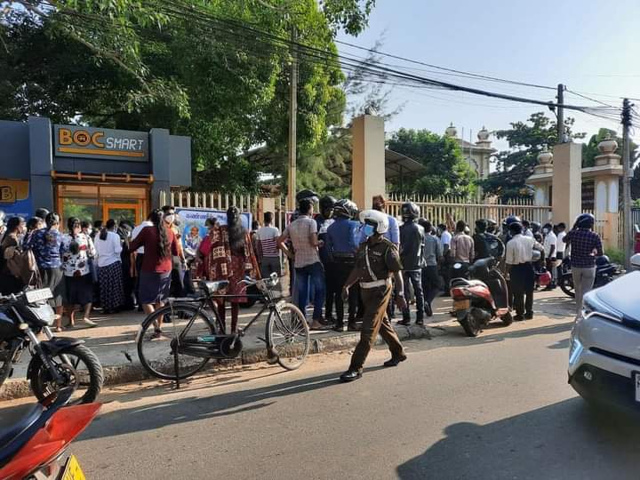 யாழ் பல்கலைக்கழக நுழைவாயில்களை மறித்து மாணவர்கள் போராட்டம்