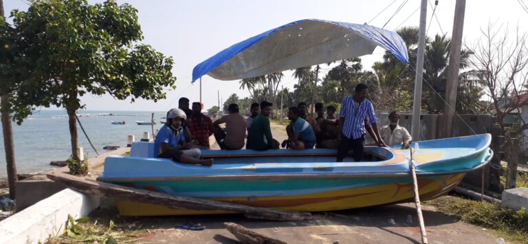 யாழில் மீனவர்கள் வீதி மறியல் போராட் டம் !
