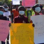 பிக்கு ஒருவருக்கு எதிராக விகாரை முன் மக்கள், சிறார்கள் என பலர் போராட்டத்தில்