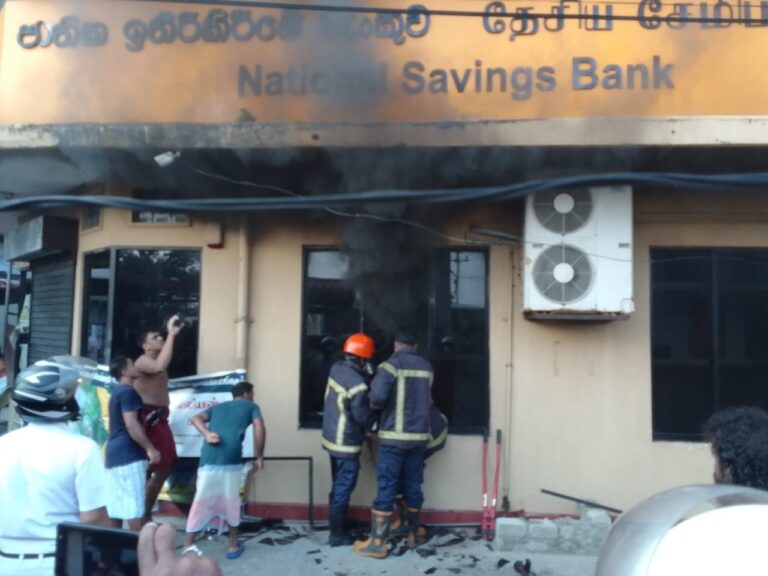 இன்று காலை திருகோணமலையில் தேசிய சேமிப்பு வங்கியில் தீ பரவல்