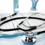 அவசர சிகிச்சைப் பிரிவில் உள்ள வைத்தியர்கள் குழு-உறுதியான கொரோனா தொற்று