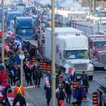 வைரஸ் கட்டுப்பாடுகளுக்கு எதிர்ப்புத்தெரிவித்து கனடாவில் வாகனங்களுடன் கண்டன பேரணி !