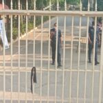 சுதந்திர தினத்தன்று யாழ் பல்கலைகழக பிரதான வாயிலில் கட்டப்பட்ட கருப்புத் துணி!