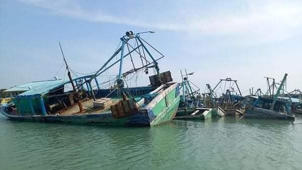 நிறுத்த பட்ட படகுகள் ஏல விற்பனை