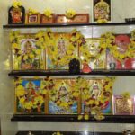 வீட்டின் பூஜை அறையில் இவை இருந்தால் தீராத துன்பம் வரும்!