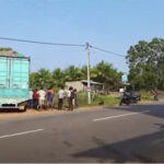 பேருந்திற்காக காத்திருந் ததந்தையும் மக்களும் மீது பாரவூர்தியொன்று மோதியதில் பெண் சம்பவ இடத்திலேயே மரணம்