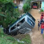 சுமார் 10 அடி பள்ளத்தில் பயந்து விபத்துக்குள்ளாகிய வேன்!