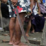 நள்ளிரவில் வீட்டினுள் நுழையும் வன்முறைக் கும்பல்கள்!!