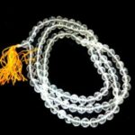 பூஜை செய்யும் போது இந்த மாலையை கழுத்தில் போட்டுக்கொண்டு பூஜை செய்யுங்கள்