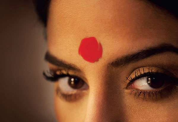 பெண்கள் ரெண்டு புருவத்துக்கும் நடுவில் பொட்டு வைப்பது சரியா? தவறா?