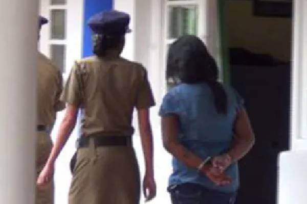 போலி அடையாள அட்டை – ஆரம்பிக்கும் விளையாட்டுகள் யுவதி ஒருவர் கைது!