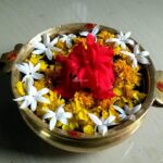 1 பூவை மட்டும் ஒரு உருளியில் போட்டு வைத்தால் போதும். உங்கள் வீட்டில் அடிக்கடி சண்டை சச்சரவுகள் வருவது குறையும்.