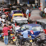 நீண்ட வரிசையில் எரிபொருளைப் பெறுவதற்கு காத்திருக்கும் மக்கள்!