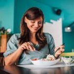 இரவு நேரத்துல இந்த உணவுகளை சாப்பிடாதீங்க