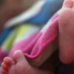 காரின் சில்லில் சிக்கிய ஒன்றரை வயது ஆண் குழந்தை