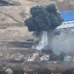 உக்ரைன் ரஷ்யா தாக்குதலால் சுமிகிம்ப்ரோம் இரசாயன ஆலையிலிருந்து கசியும் அமோனியம் வாயு