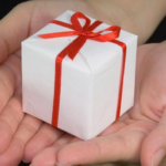 காதலிக்கு தங்க காதணிகளை பரிசாக கொடுத்து ஆச்சரியப்படுத்த முயன்ற இளைஞன் கைது