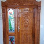 தலை வாசல் கதவில் இதை மட்டும் ஒருபோதும் வைக்கவே கூடாது!!!