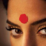 பெண்கள் ரெண்டு புருவத்துக்கும் நடுவில் பொட்டு வைப்பது சரியா? தவறா?