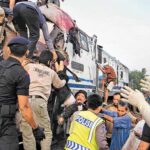 ஆயிரம் பயணிகளுடன் பயணித்த ரயில் மீது தாக்குதல்