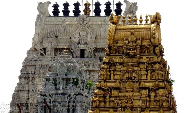 காஞ்சிபுரம் காமாட்சி அம்மன் கோவிலில் ஏற்றப்பட்ட மோட்சதீபம்