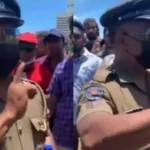 காலி முகத்திடலில் ஆர்ப்பாட்டத்தில் ஈடுபட்ட பொலிஸ் அதிகாரி பணி நீக்கம்