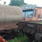 டீசல் ஏற்றிச் செல்லும் புகையிரதம் மீது பயணிகளை ஏற்றிவந்த மற்றொரு புகையிரதம் மோதி விபத்து