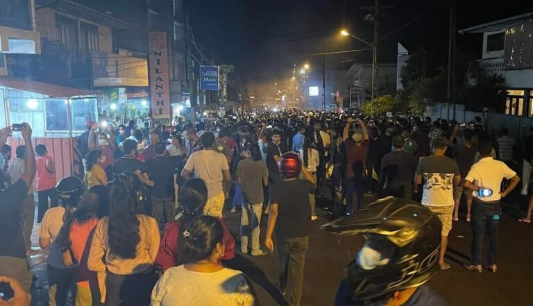 ஊரடங்குச் சட்டத்திற்கு எதிராக மக்கள் போராட்டம்