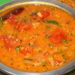 காய்கறி எதுவும் சேர்க்காமல் வெறும் தக்காளி, வெங்காயத்தை மட்டுமே வைத்து செய்யும் குழம்பு