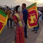 போராட்டதில் இணைந்த திருமண தம்பதியினர்