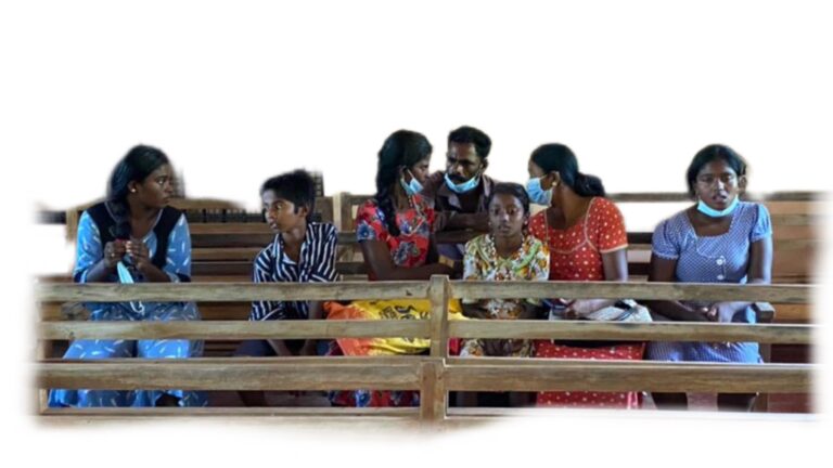 இந்தியா தப்பி செல்வதற்காக முயற்சித்த இரு குடும்பங்கள் கைது இந்தியா தப்பி செல்வதற்காக முயற்சித்த இரு குடும்பங்கள் கைது
