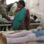 தாமதமாக பள்ளிக்கு சென்றதால் தண்டனை கொடுத்த ஆசிரியர் – மயங்கி விழுந்த மாணவிகள்!!