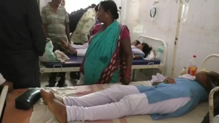 தாமதமாக பள்ளிக்கு சென்றதால் தண்டனை கொடுத்த ஆசிரியர் – மயங்கி விழுந்த மாணவிகள்!!
