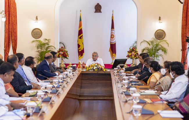 அரச சேவையில் பணிபுரியும் ஊழியர்களுக்கு வெளிநாடு செல்ல வாய்ப்பு