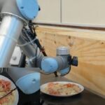 உணவை சமைத்து முடித்து, எல்லா சுவைகளும் சரியாக உள்ளதாஎன்றும் சாப்பிட்டு பார்க்கும் ரோபோட்..!