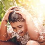 தண்ணீரில் இந்தப் பொருளை போட்டு குளித்தால் உங்களுடைய உடம்பை எந்த ஒரு கெட்ட சக்தியாலும் நெருங்க முடியாது.