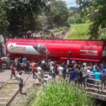 விபத்துக்குள்ளான 13,200 லீற்றர் பெட்ரோல் ஏற்றிச் சென்ற எரிபொருள் தாங்கி!