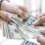 டொலர்களை மாற்ற முற்பட்ட இருவர் கைது