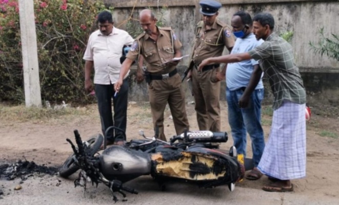 நடுரோட்டில் திடீரென தீப்பற்றிய மோட்டார் வண்டி!