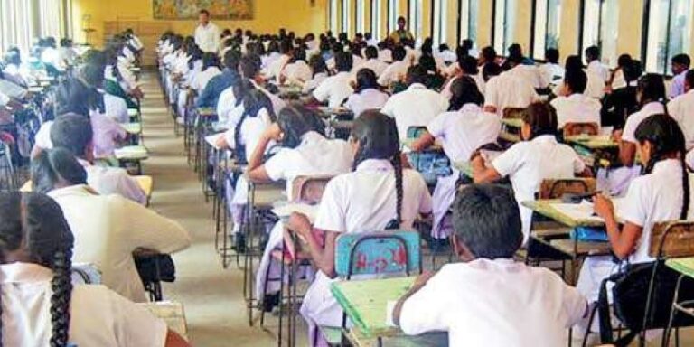 பரீட்சை எழுதவிடாது பரீட்சை அனுமதி அட்டையை வழங்காமல் அச்சுறுத்திய அதிபர் பரீட்சை எழுதவிடாது பரீட்சை அனுமதி அட்டையை வழங்காமல் அச்சுறுத்திய அதிபர்