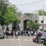 கடற்படை முகாமை முற்றுகையிட்ட பொதுமக்கள்..!