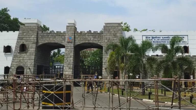 முன்னாள் பிரதமர் திருகோணமலை கடற்படை முகாமில் இருந்து வெளியேறி மீண்டுமொரு பாதுகாப்பான இடத்துக்கு சென்றுள்ளார் முன்னாள் பிரதமர் திருகோணமலை கடற்படை முகாமில் இருந்து வெளியேறி மீண்டுமொரு பாதுகாப்பான இடத்துக்கு சென்றுள்ளார்