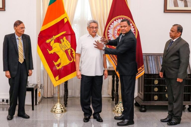 ஜனாதிபதி கோட்டாபய ராஜபக்ஷவிற்கு அணிவிக்கப்பட்ட ரணவிரு கொடி…. ஜனாதிபதி கோட்டாபய ராஜபக்ஷவிற்கு அணிவிக்கப்பட்ட ரணவிரு கொடி….