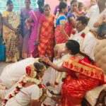 தந்தையின் மெழுகு சிலை முன்பு திருமணம் செய்த மகள்