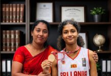லூட்சி றெஜினஸ் முதல் பெண் யாழ்பந்தாட்ட வீராங்கனை தேசிய கூடைப்பந்தாட்டக் குழுவில் இணைந்தார்.